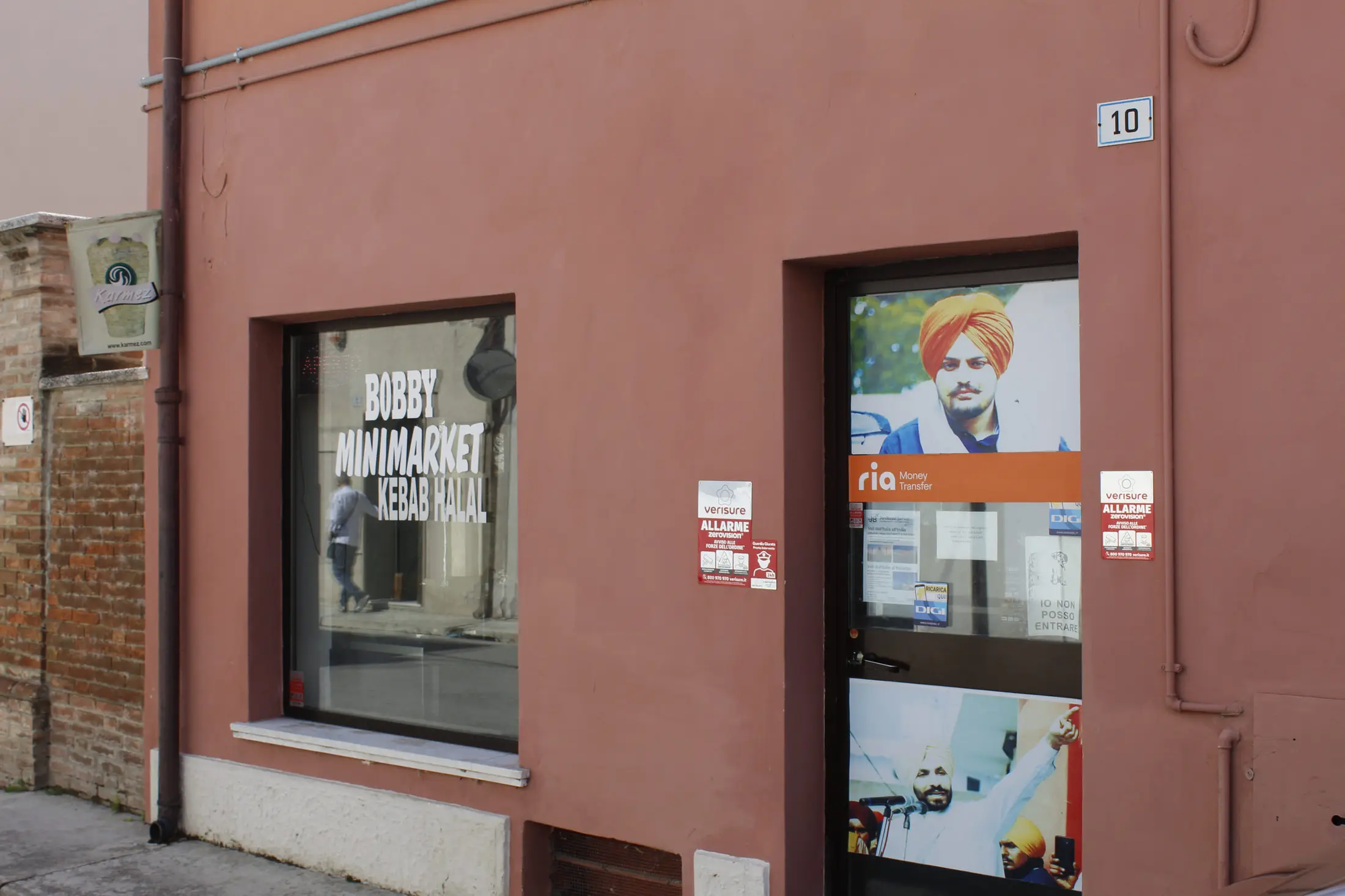 L'ingresso di Bobby Minimarket