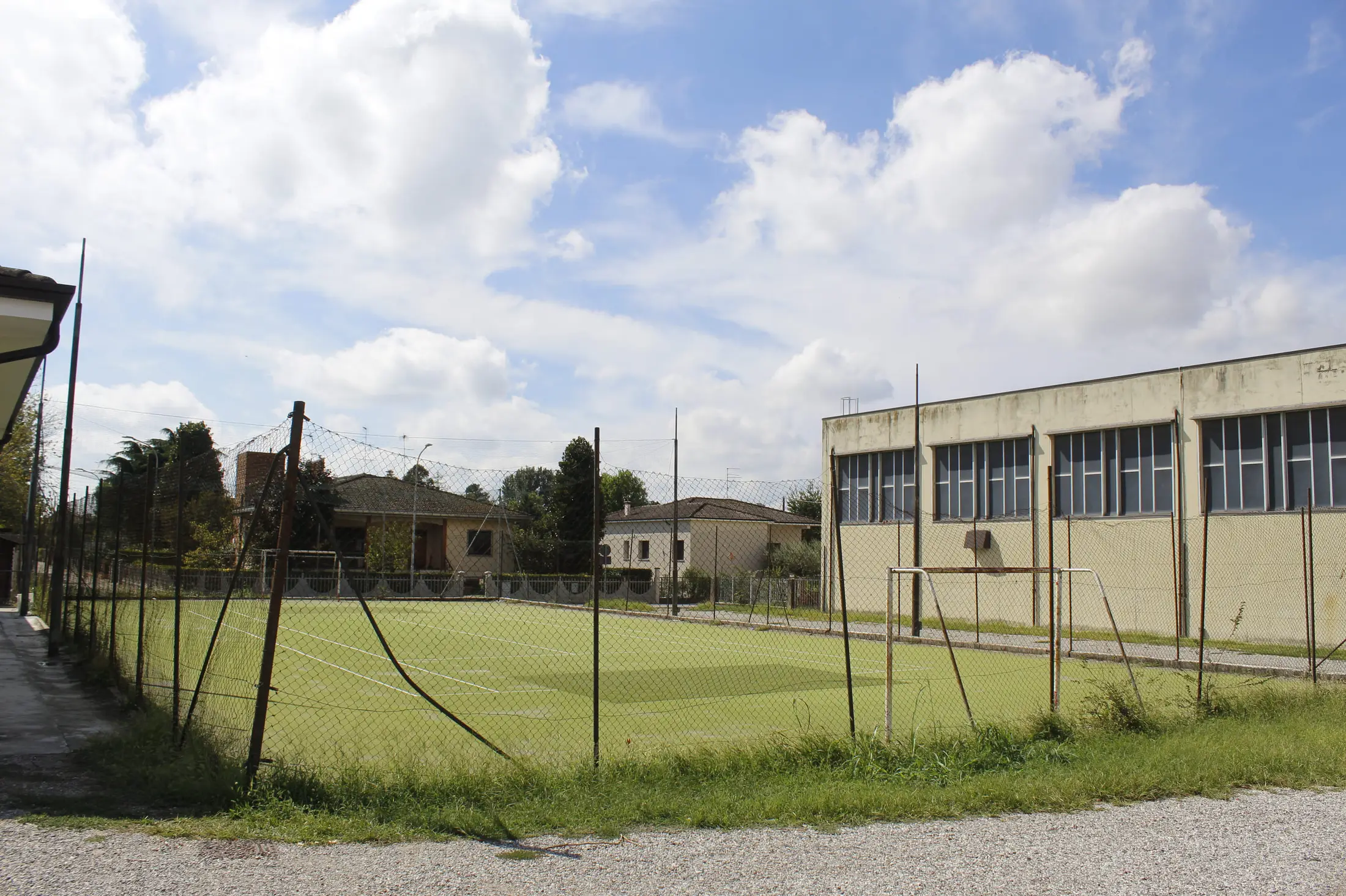 Il campo da calcetto in cemento, ex campo da tennis