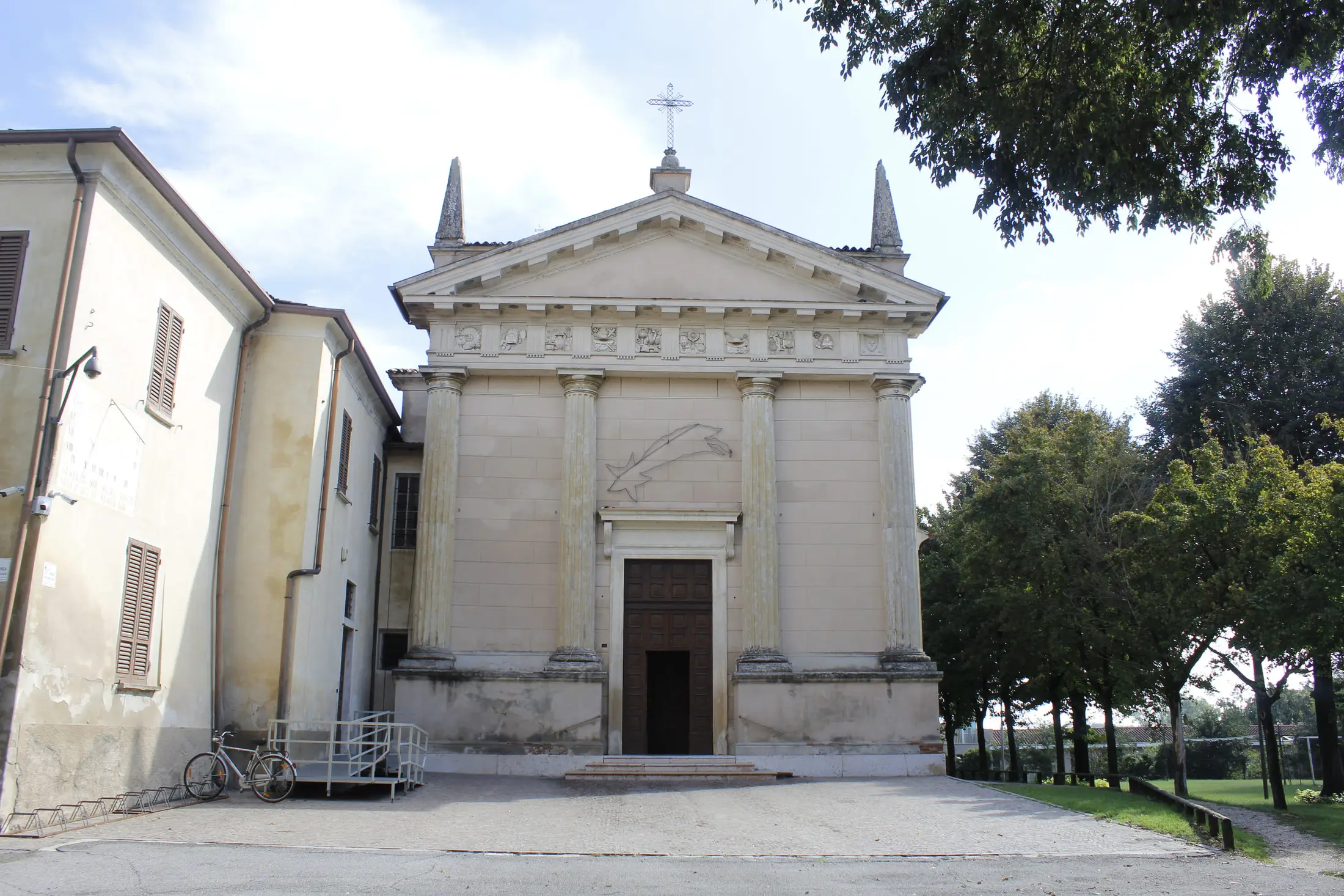 La facciata settecentesca della parrocchiale su Piazza Chiesa