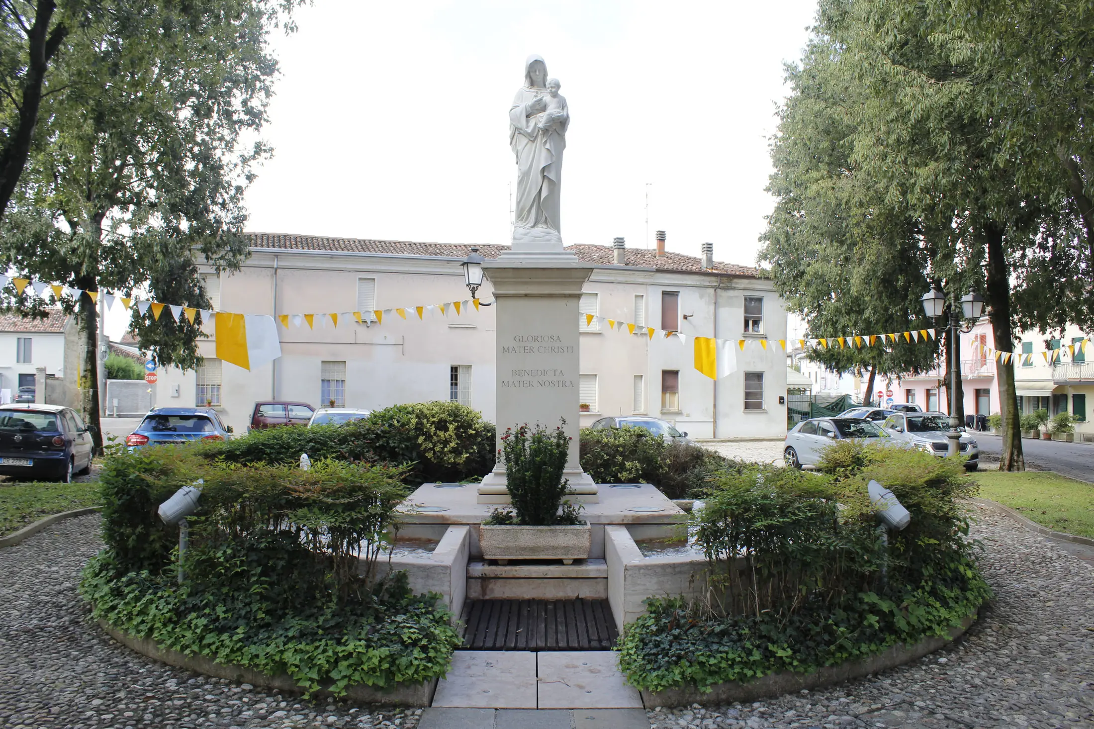 La fontana ornamentale illuminata di Piazza Chiesa