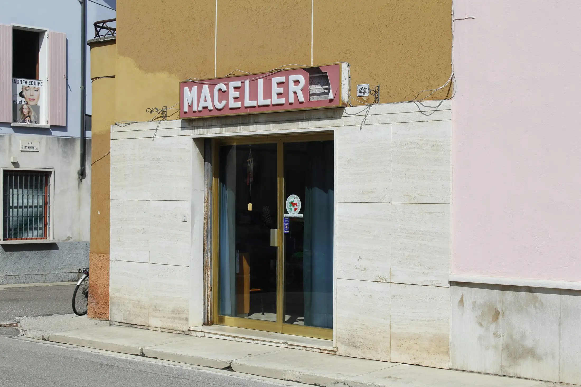 L'ingresso di Macelleria Azzi