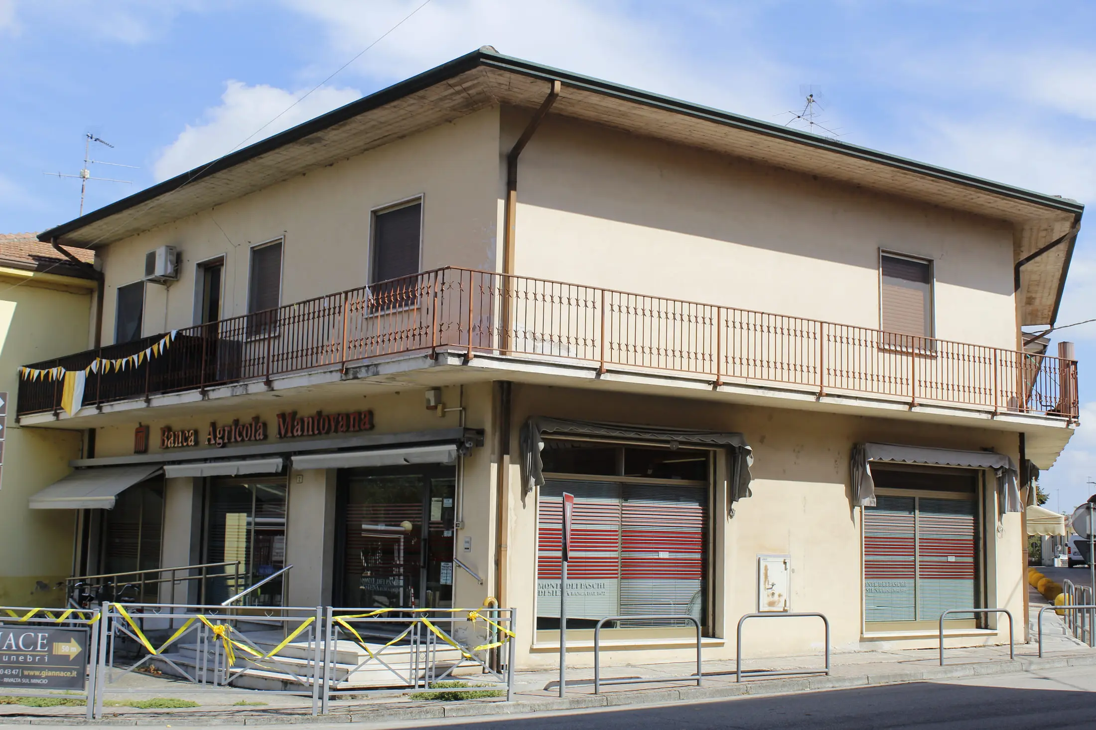 L'ingresso di Monte dei Paschi di Siena