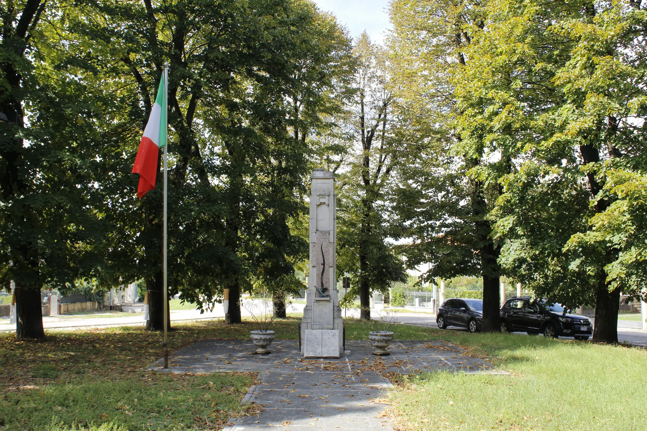 Il monumento ai caduti delle guerre in Via Garibaldi