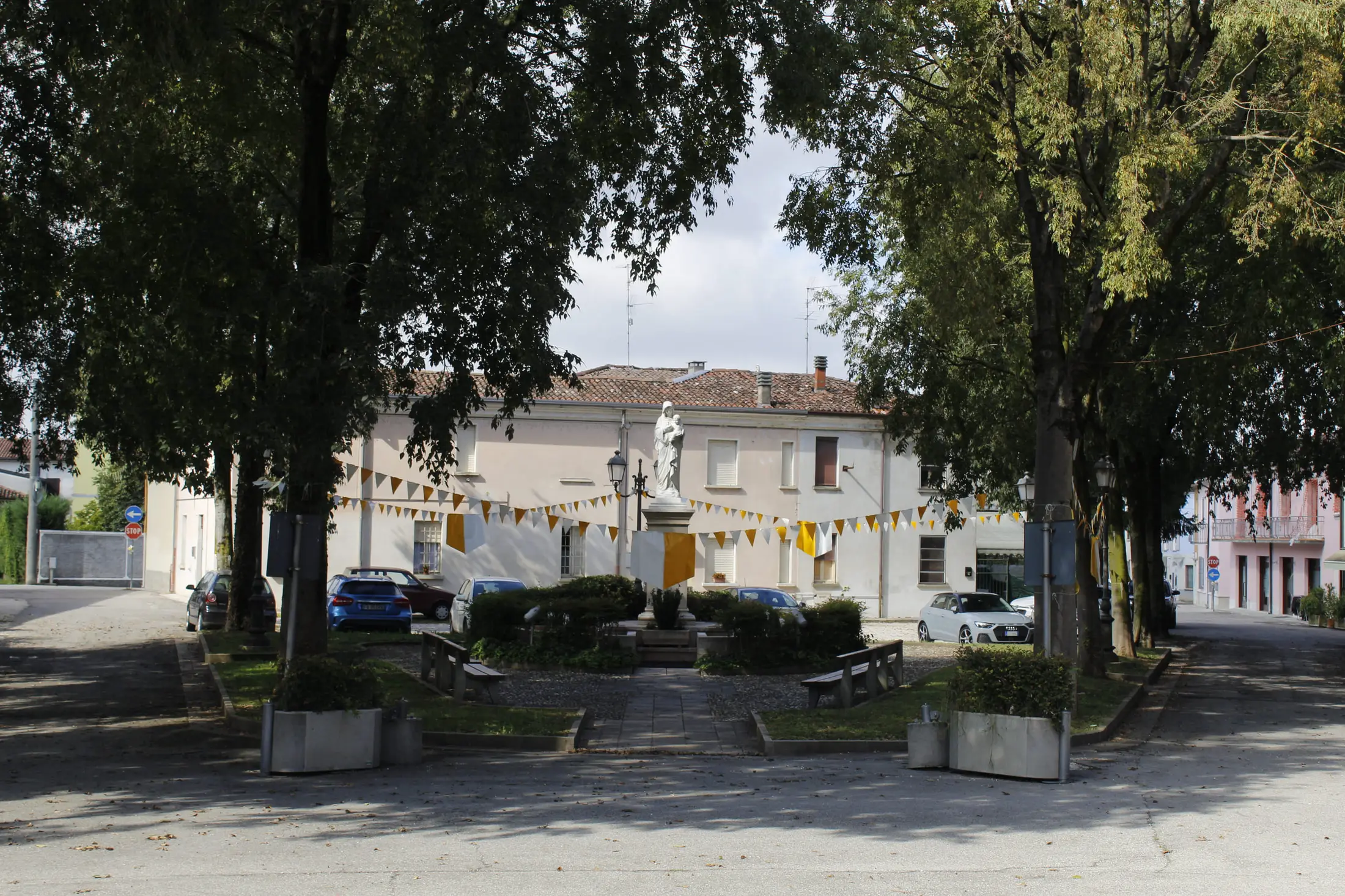 Piazza Chiesa con la parrocchiale sullo sfondo