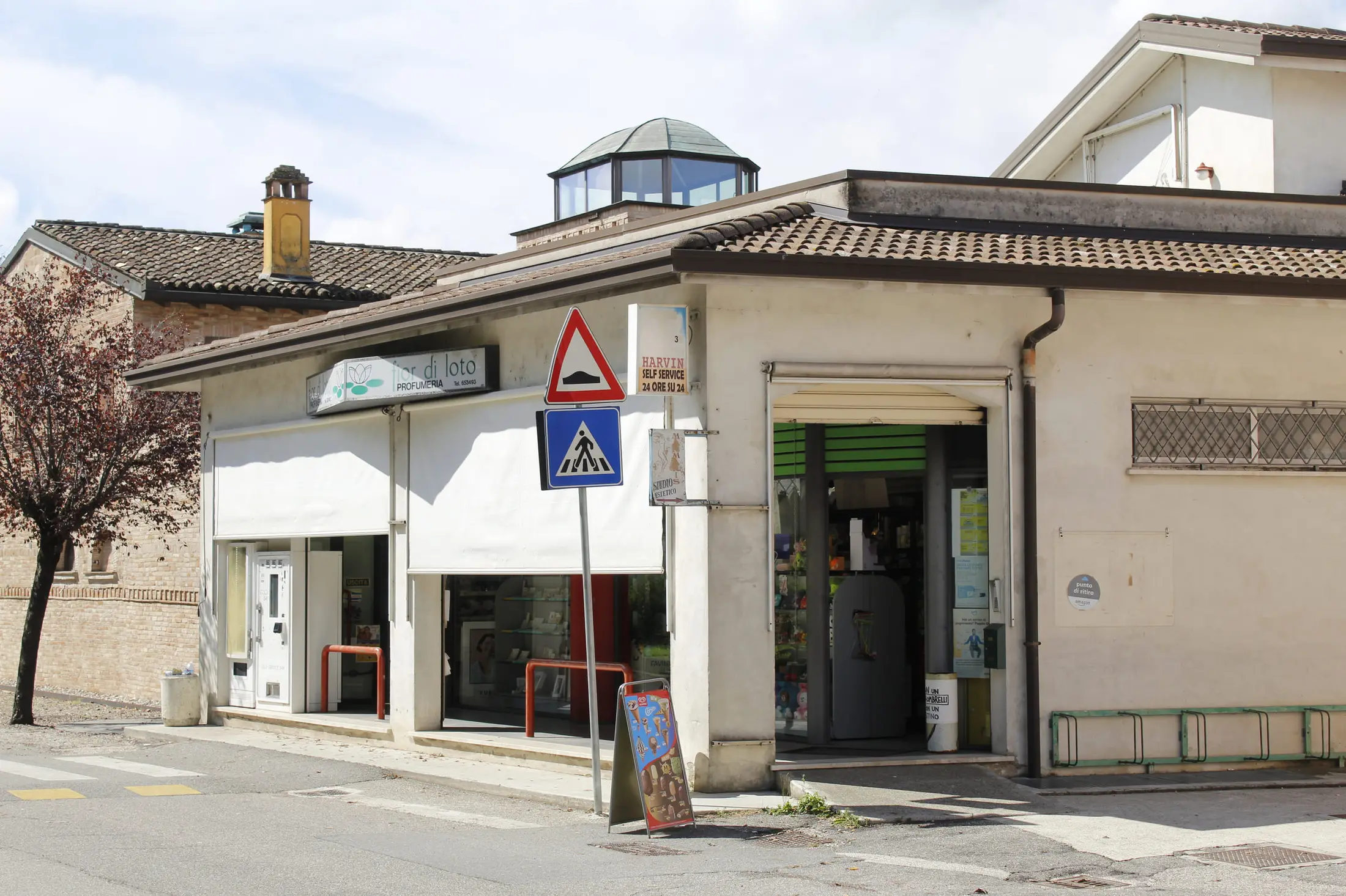 L'ingresso di Profumeria «Fior di Loto»