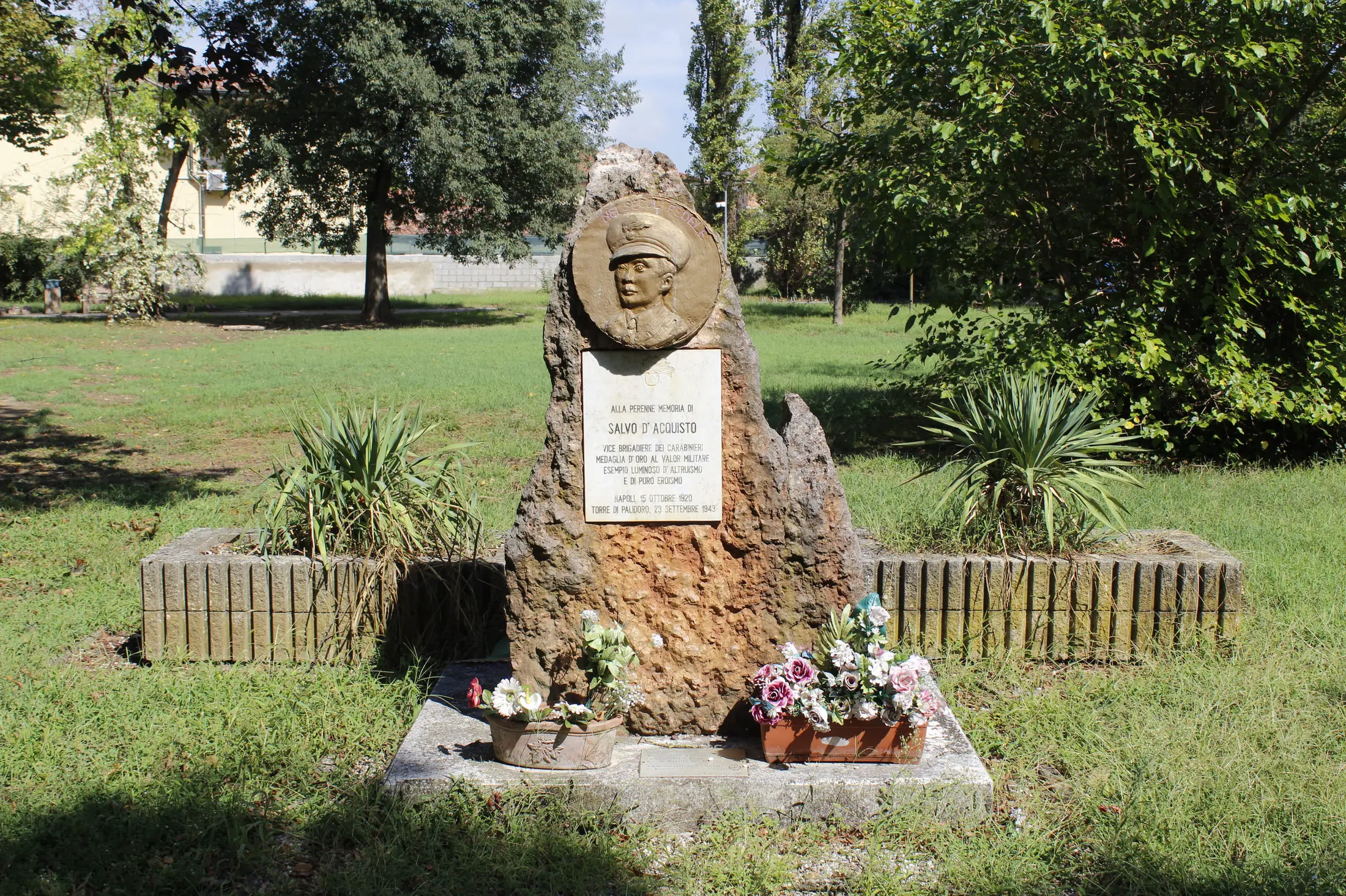 Il monumento dedicato a Salvo D'Acquisto